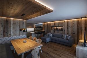 a living room with a couch and a table at Rueper Hof Chalet Pracken in Valdaora