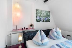 a room with a bed and a couch with pillows at Ferienwohnung Vierheller in Lauterbach