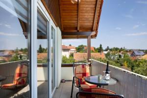 a patio with a table and chairs on a balcony at Ferienwohnung Vierheller in Lauterbach