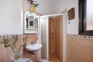 a bathroom with a sink and a shower at La Zotea in Tegueste +12 photos