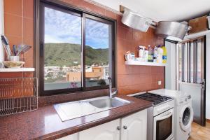 a kitchen with a sink and a window at La Zotea in Tegueste