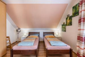 two twin beds in a room with a attic at Apartment Malsam in Bräunlingen