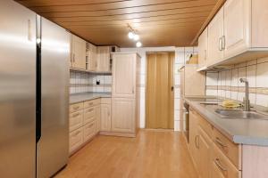 eine Küche mit Edelstahlkühlschrank und Holzschränken in der Unterkunft Brown in Bad König