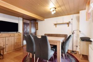 ein Esszimmer mit Tisch und Stühlen in der Unterkunft Brown in Bad König