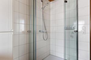 ein Badezimmer mit Dusche mit Glastür in der Unterkunft Brown in Bad König + 20 Fotos