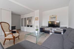 a living room with a couch and a glass table at Terrasse de Malissol in Vienne