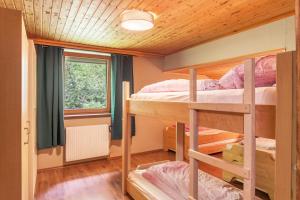two bunk beds in a room with a window at Gletscherblick in Pusstratten