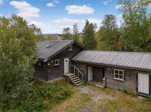 ein kleines Haus mit Veranda und Treppe davor in der Unterkunft Geilo Living in Holo