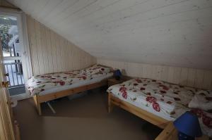 two beds in a room with a window at Ferienhaus Seebär in Baabe