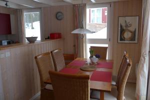 a dining room with a table and chairs and a kitchen at Ferienhaus Seebär in Baabe