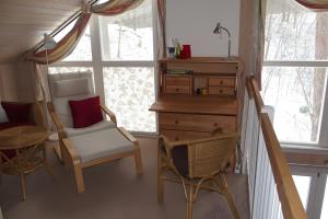 a room with a desk and a chair and a table at Ferienhaus Seebär in Baabe