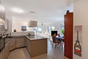 a kitchen and living room with the eiffel tower at Ferien Marx in Oberbrechen
