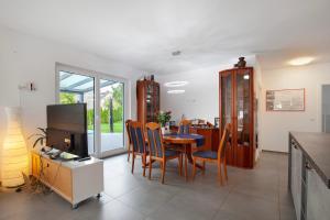 a dining room with a table and chairs and a television at Ferien Marx in Oberbrechen