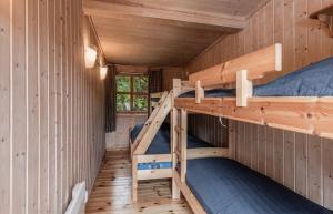 ein Schlafzimmer mit zwei Etagenbetten in einer Hütte in der Unterkunft Geilo Living in Holo