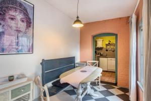 a dining room with a table and a kitchen at Ferienhaus Sommerhaus Julin in Saal