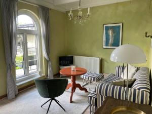 a living room with a table and a couch at Ferienhaus Sommerhaus Julin in Saal