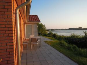 a patio with a table and chairs next to a building at Sonnenuferhaus in Kosel