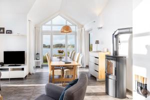 a kitchen and dining room with a table and a television at Sonnenuferhaus in Kosel