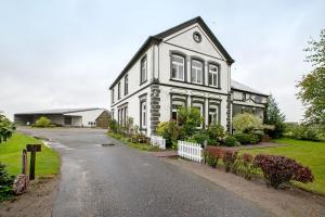 a large white house with a driveway at Ferienwohnung Postel in Meldorf