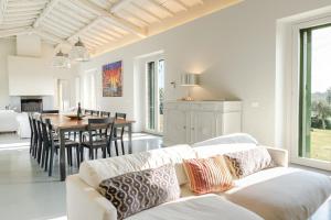 a living room with a white couch and a table at Borgo Syrah in Cortona