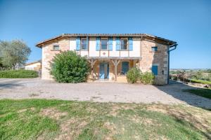 an image of a house with a driveway at Villa Virginie gite 1 in Faudoas