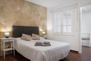 a bedroom with a bed with towels on it at Apartamento White Sun in Playa Honda