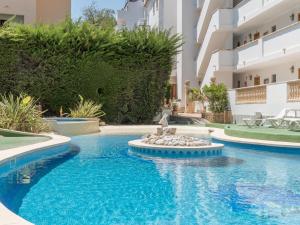 a swimming pool with a fountain in the middle of a building at Sa Torre I in Canyamel
