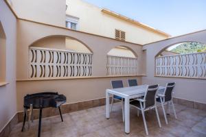a table and chairs in a room with arches at Sa Torre I in Canyamel