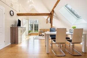 a kitchen and dining room with a table and chairs at Pendler- und Ferienwohnung Bröke in Ahaus