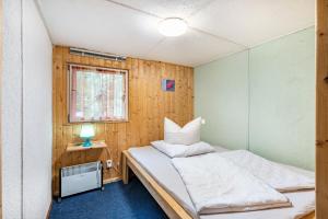 a small room with a bed and a window at Bungalow 6 - Finnhütte in Niesky