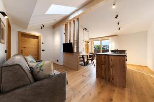 a living room with a couch and a table at Apartments Schlernheim in Fie allo Sciliar