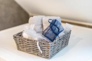 a basket of towels and towels on a table at Pendler- und Ferienwohnung Bröke in Ahaus