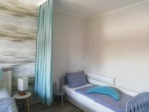 a bedroom with a bed with a painting on the wall at Am Froschteich in Dolgen