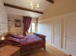 a bedroom with a bed and a window at Le Clos Pierreslogis in Theil-Rabier