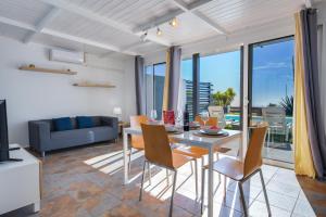 a living room with a dining room table and chairs at Casa Amanecer 3 in Mácher
