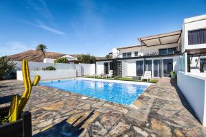 a swimming pool in the backyard of a house at Casa Amanecer 3 in Mácher