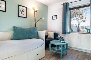 a small room with a bed and a table at Harmonie Tiny House in Oyten