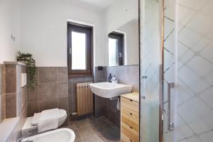 a bathroom with a sink and a toilet and a shower at Maison Le Cré Appartamento 2 in Introd +30 photos