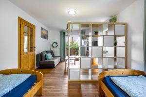 a room with two beds and a book shelf at Ferienwohnung mit Bergblick in Edling