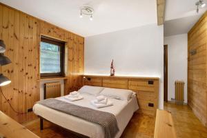 a bedroom with a bed with two towels on it at Maison Le Cré Appartamento 2 in Introd