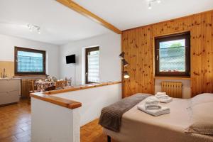 a bedroom with a bed with towels on it at Maison Le Cré Appartamento 2 in Introd