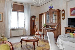 a living room with a table and a chair and a desk at La Casa di Giosy in Cairo Montenotte
