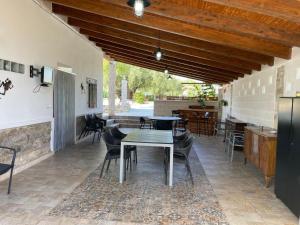 a dining room with a table and chairs at Casa de Antonio con piscina privada in Moratalla