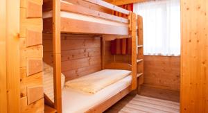 Ein Etagenbett oder Etagenbetten in einem Zimmer der Unterkunft Brandhof
