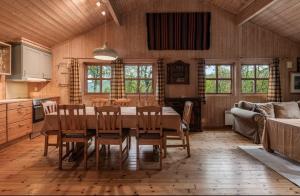 eine Küche und ein Esszimmer mit Tisch und Stühlen in der Unterkunft Geilo Living in Holo