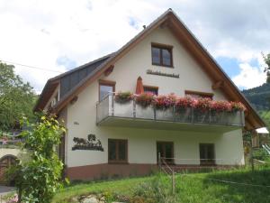 a house with a balcony with flowers on it at Dischhansenhof in Glottertal