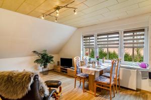a dining room with a table and a tub at Ferienwohnung Utkiek in Ihlow