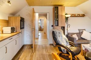 a small kitchen and living room in a tiny house at Ferienwohnung Utkiek in Ihlow +22 photos