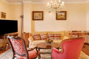 a living room with a couch and a table at Bela Sao Tiago 36 in Funchal