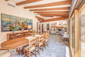 a dining room with a table and chairs at Casa Del Pinaret in Port de Pollensa